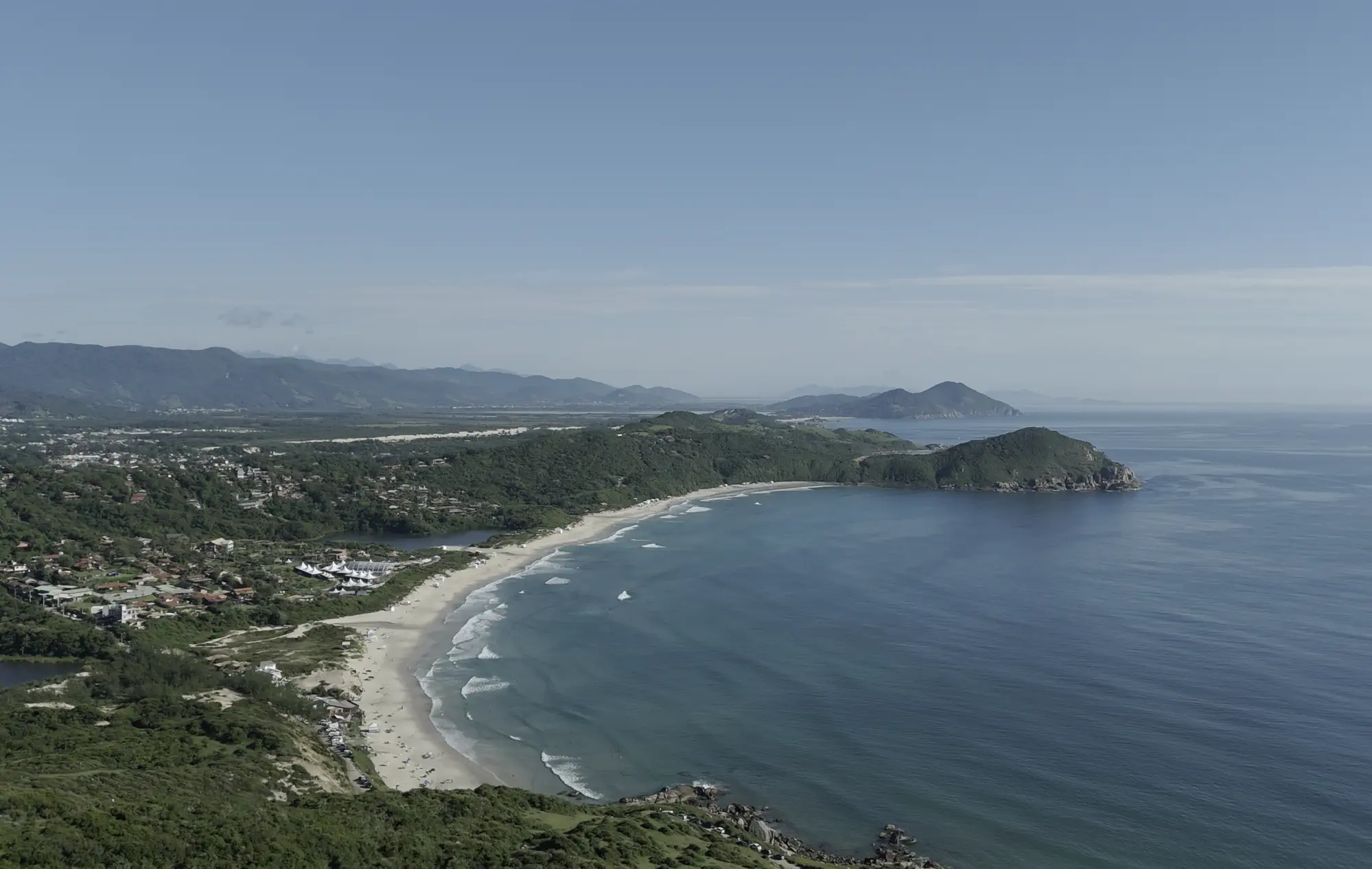 O que fazer na Praia do Rosa: guia local por estação